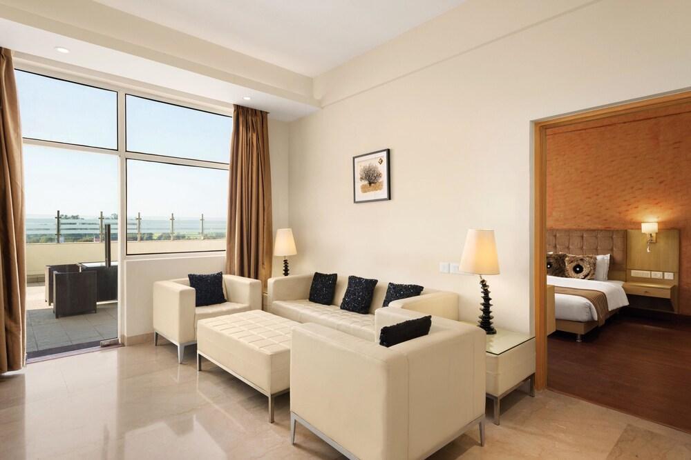 Ramada Neemrana Hotel Bagian luar foto
