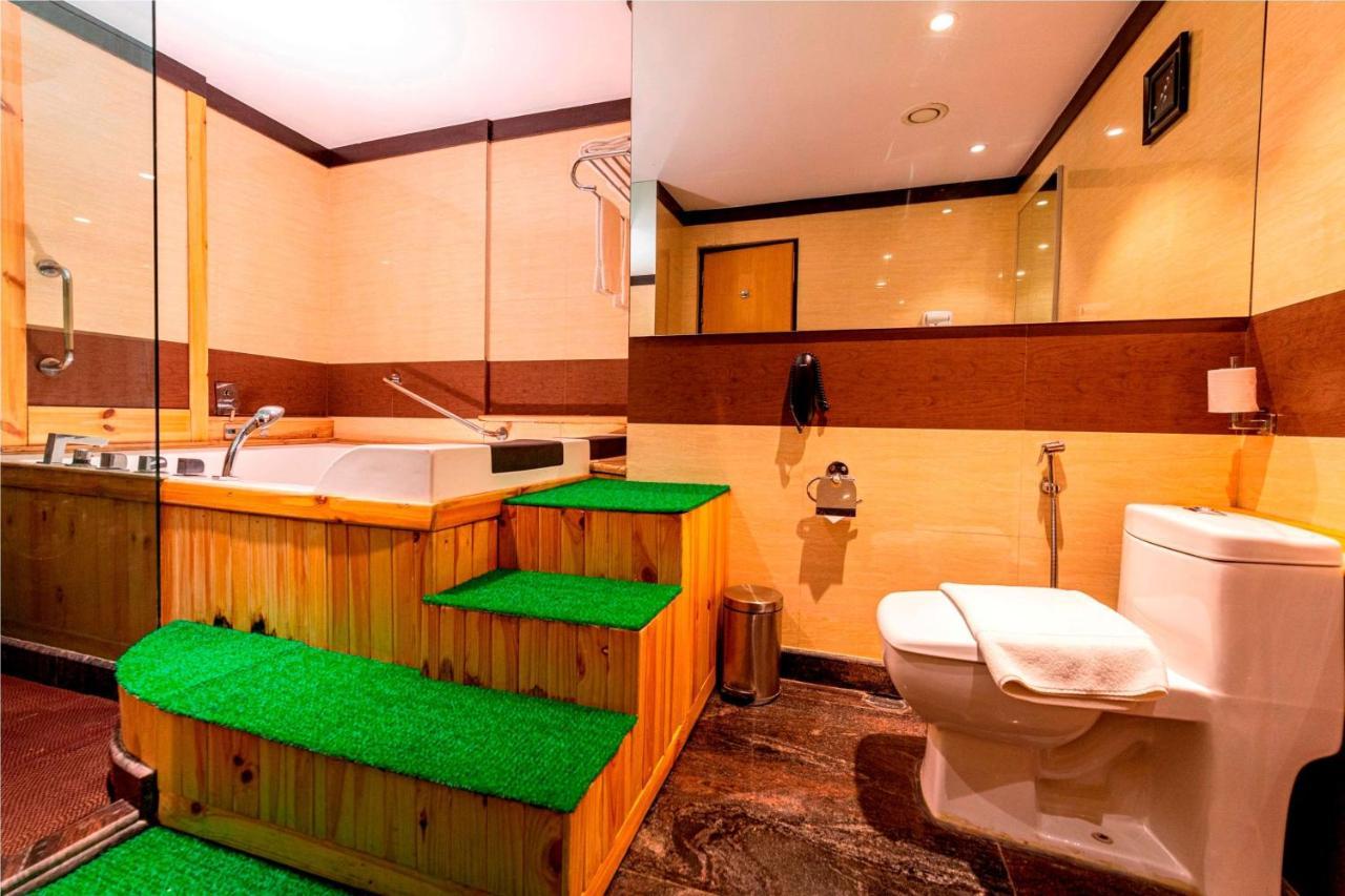Ramada Neemrana Hotel Bagian luar foto
