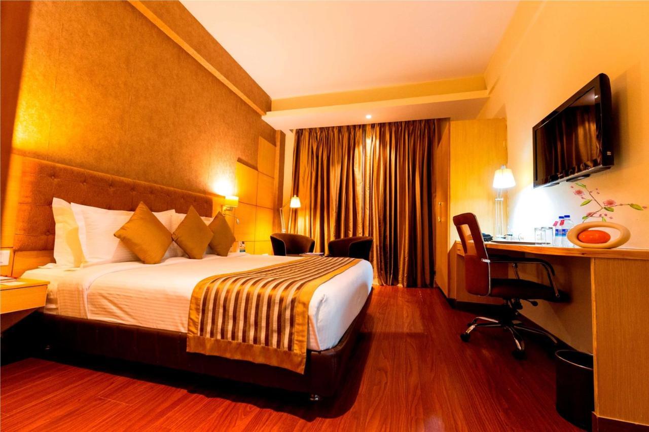 Ramada Neemrana Hotel Bagian luar foto