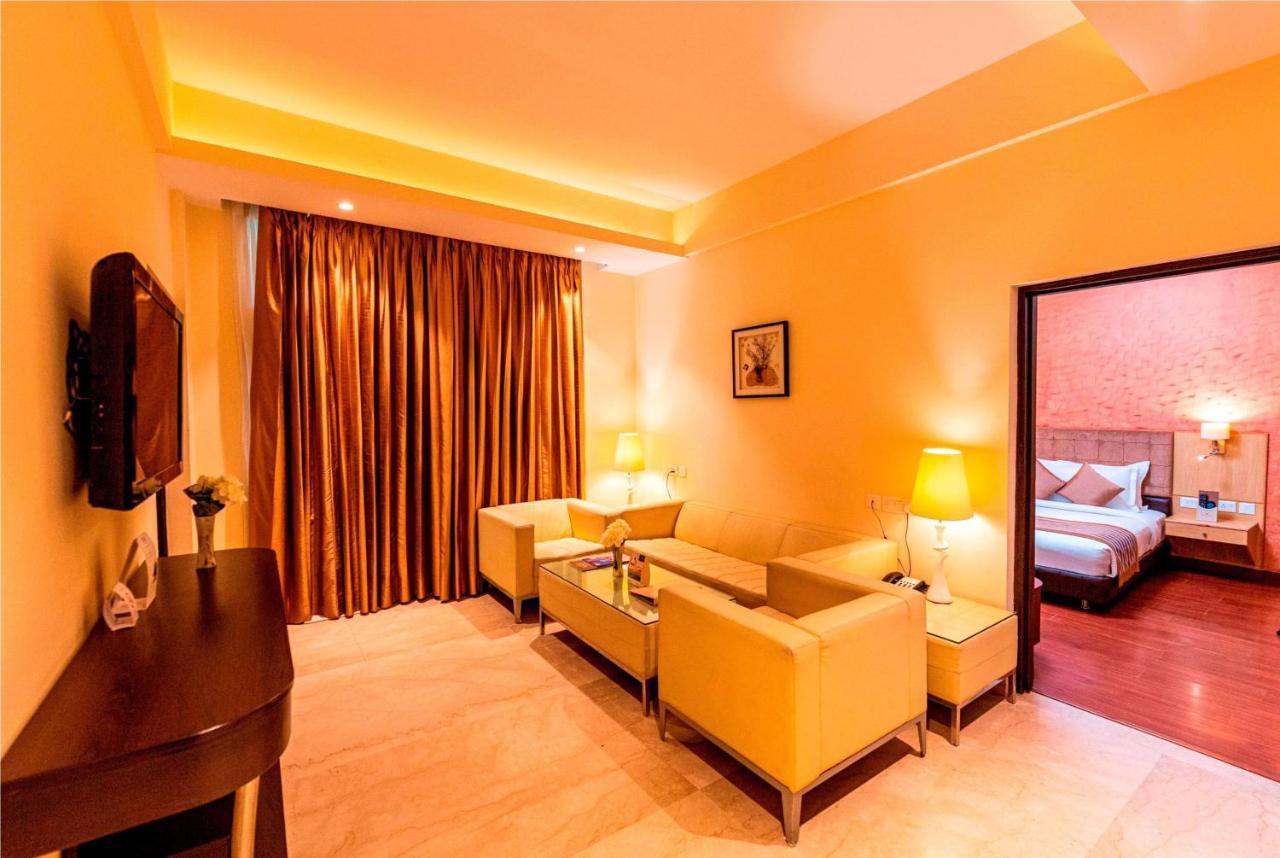 Ramada Neemrana Hotel Bagian luar foto