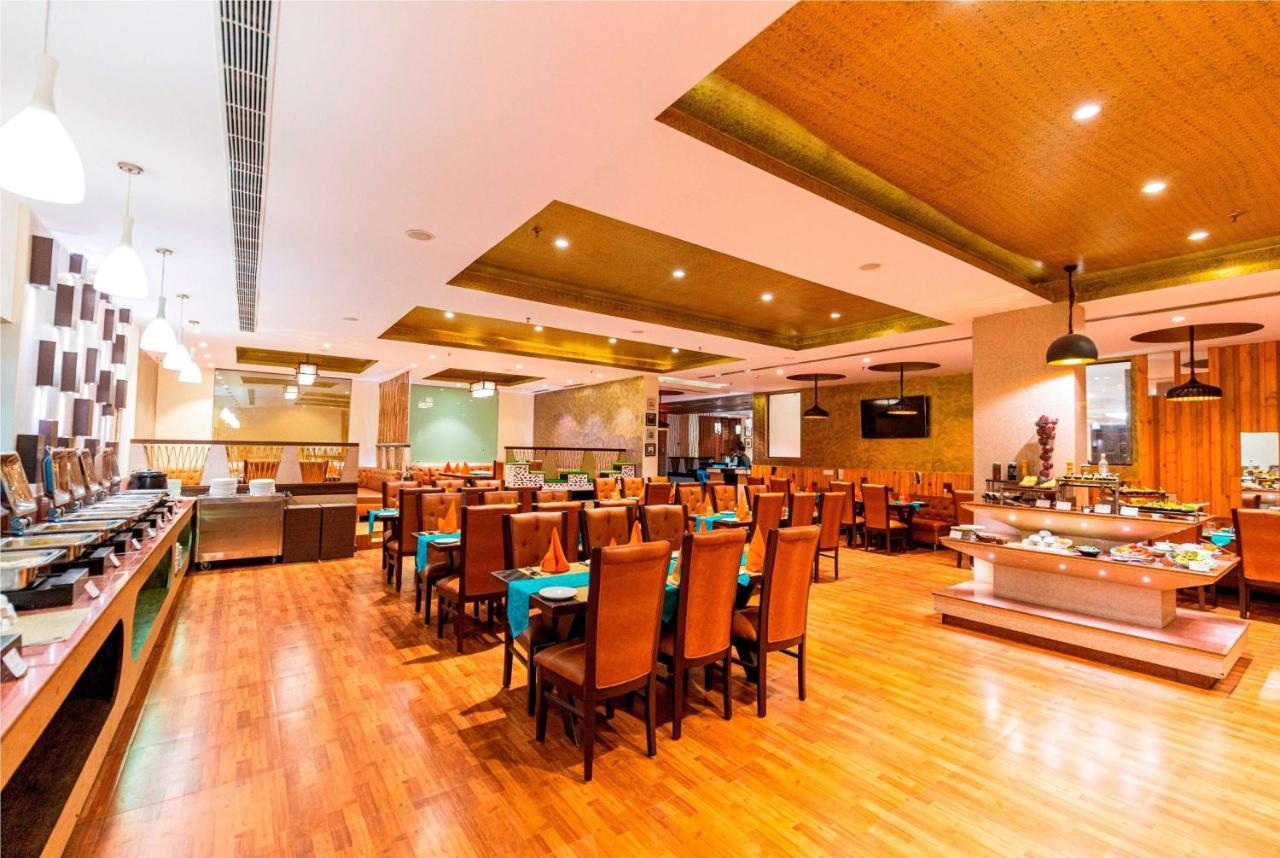 Ramada Neemrana Hotel Bagian luar foto