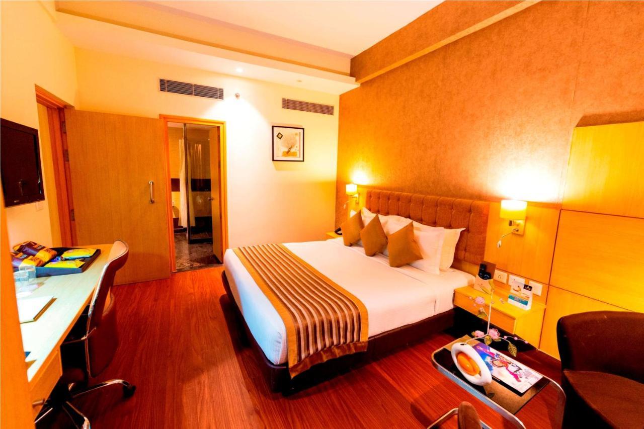Ramada Neemrana Hotel Bagian luar foto