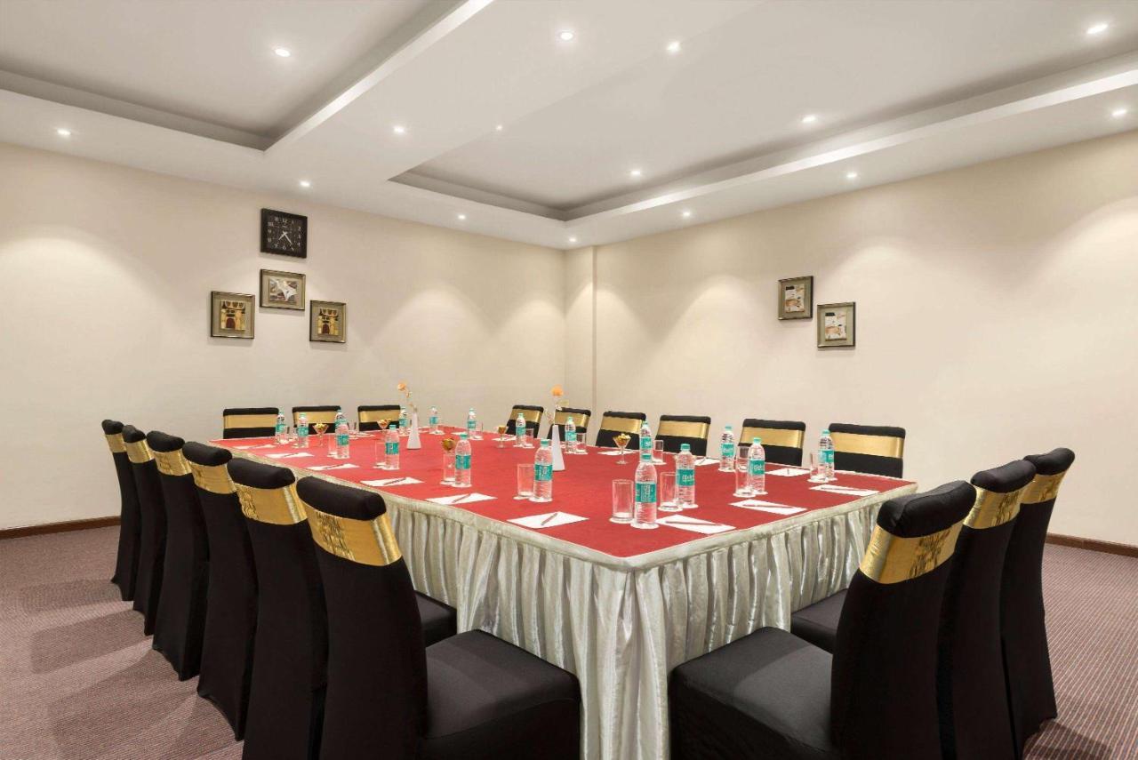 Ramada Neemrana Hotel Bagian luar foto