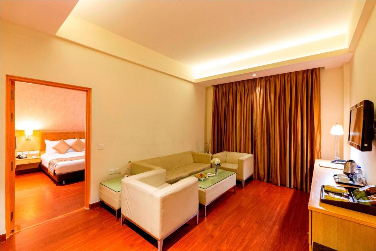 Ramada Neemrana Hotel Bagian luar foto