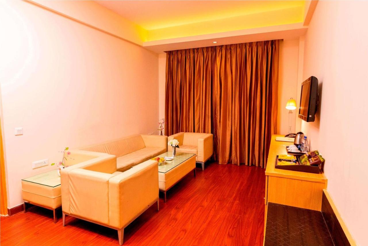 Ramada Neemrana Hotel Bagian luar foto