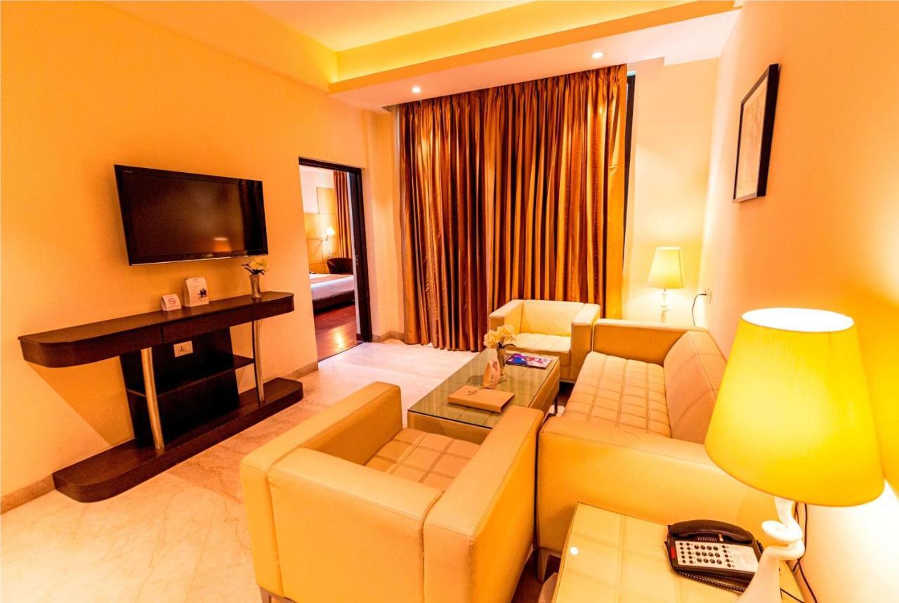 Ramada Neemrana Hotel Bagian luar foto