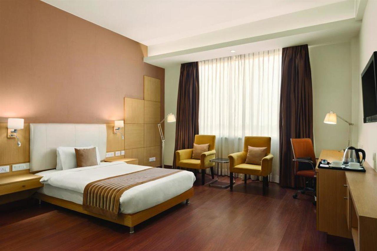 Ramada Neemrana Hotel Bagian luar foto