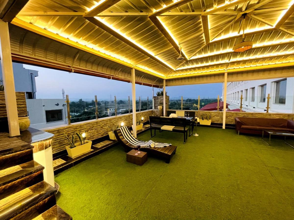 Ramada Neemrana Hotel Bagian luar foto