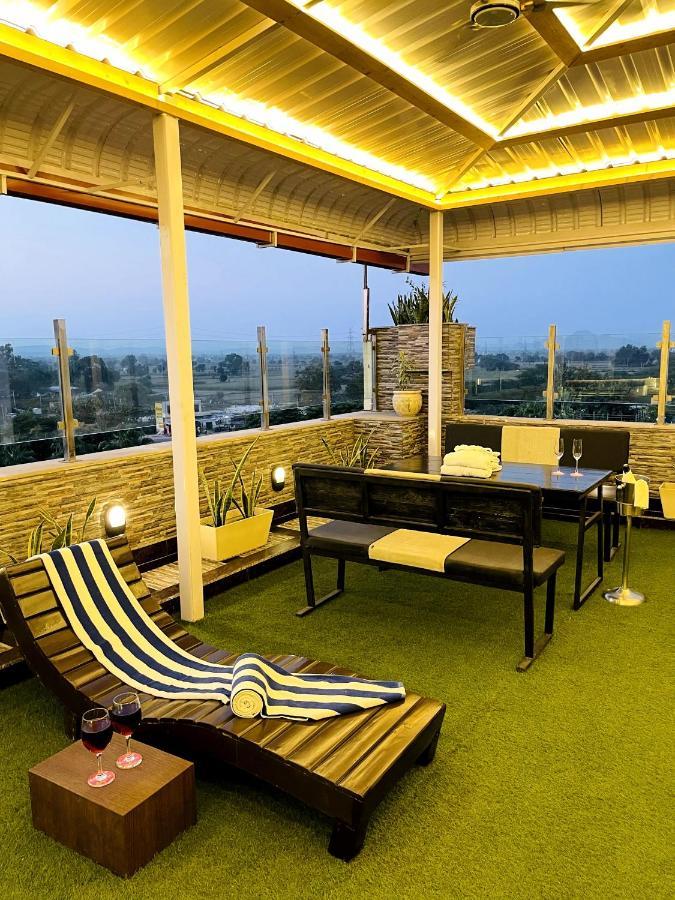Ramada Neemrana Hotel Bagian luar foto