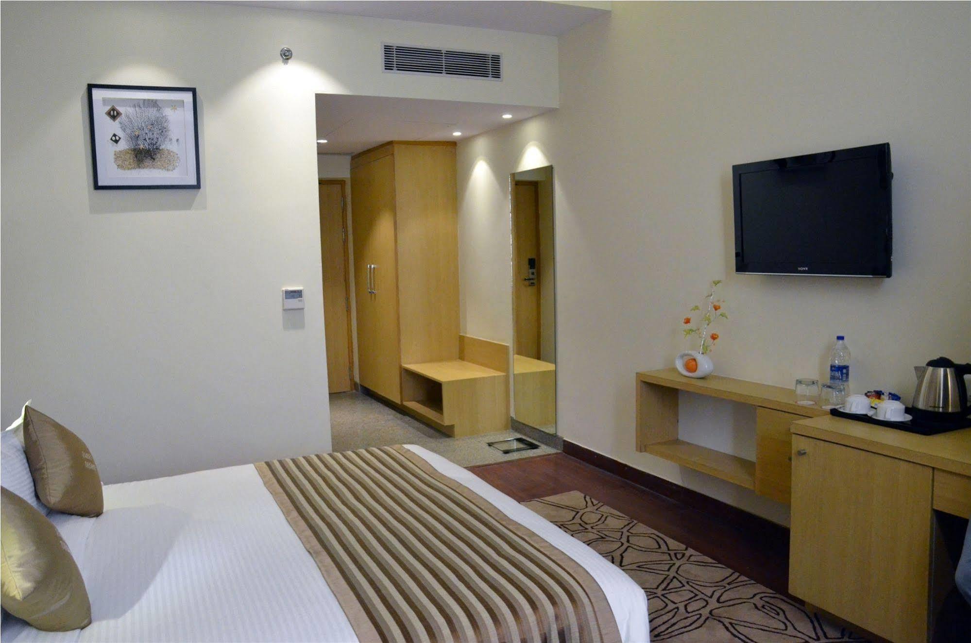 Ramada Neemrana Hotel Bagian luar foto