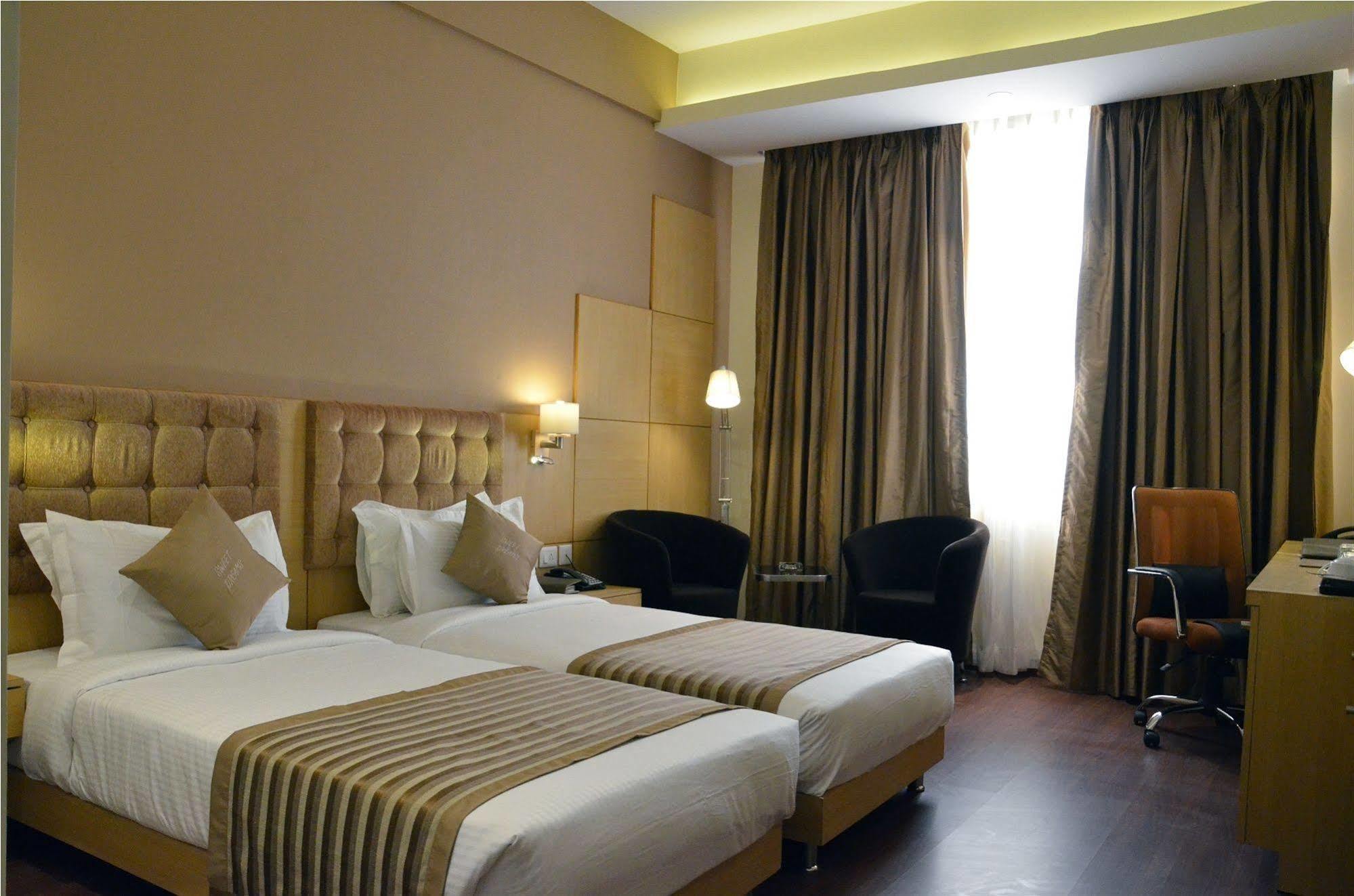 Ramada Neemrana Hotel Bagian luar foto