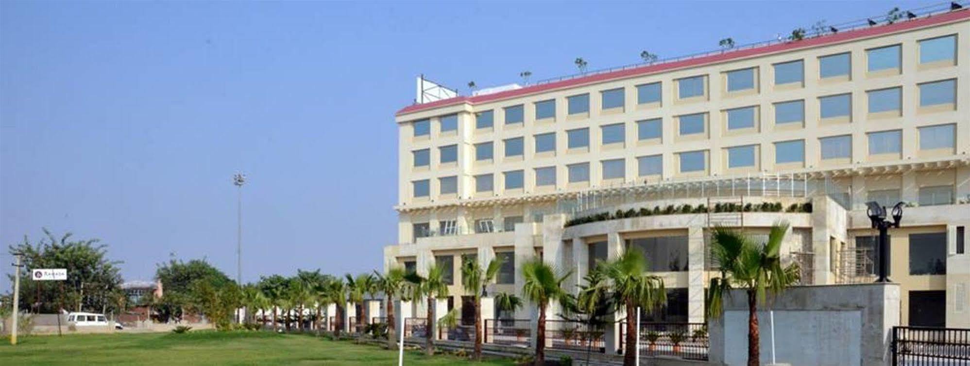 Ramada Neemrana Hotel Bagian luar foto