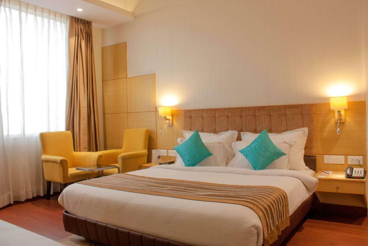 Ramada Neemrana Hotel Bagian luar foto