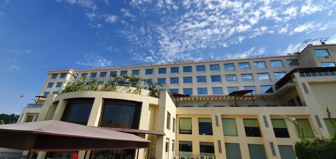 Ramada Neemrana Hotel Bagian luar foto