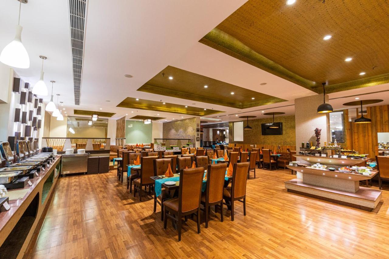 Ramada Neemrana Hotel Bagian luar foto