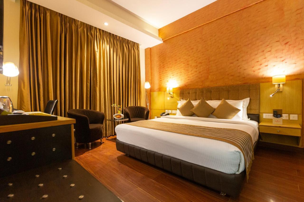 Ramada Neemrana Hotel Bagian luar foto