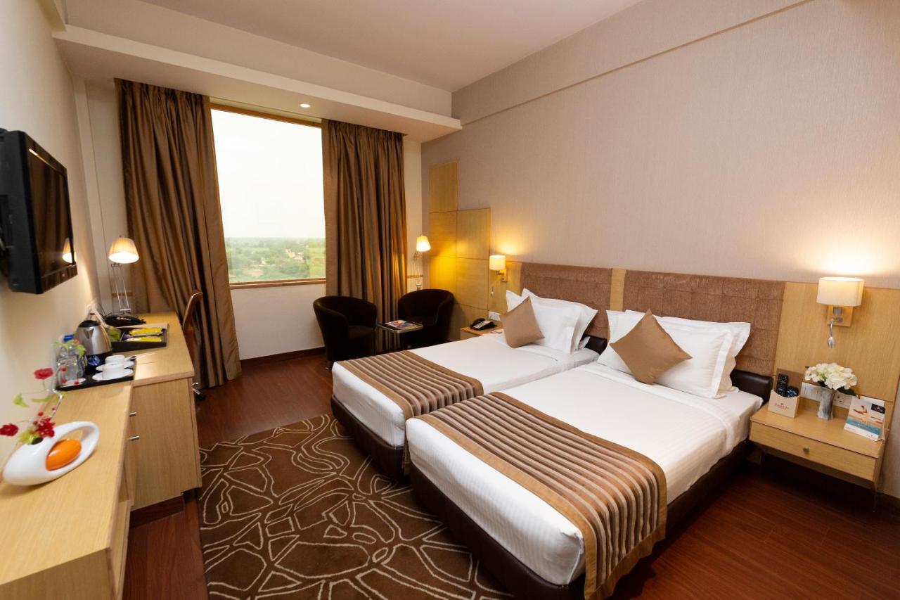 Ramada Neemrana Hotel Bagian luar foto