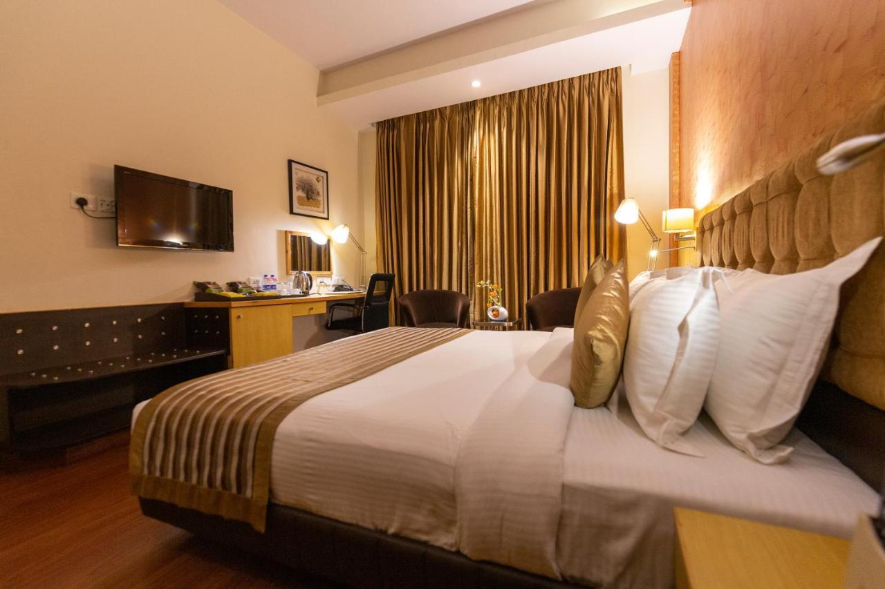 Ramada Neemrana Hotel Bagian luar foto