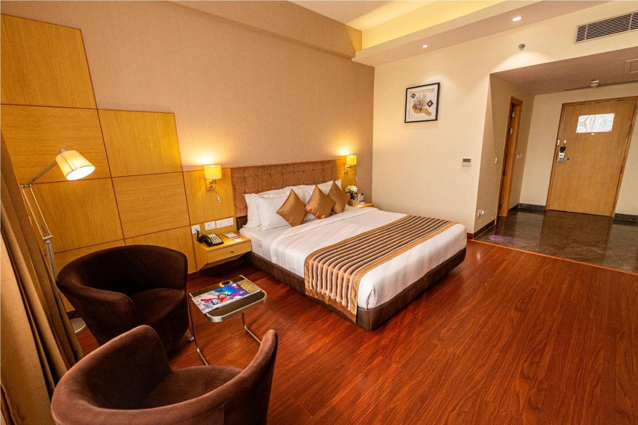 Ramada Neemrana Hotel Bagian luar foto