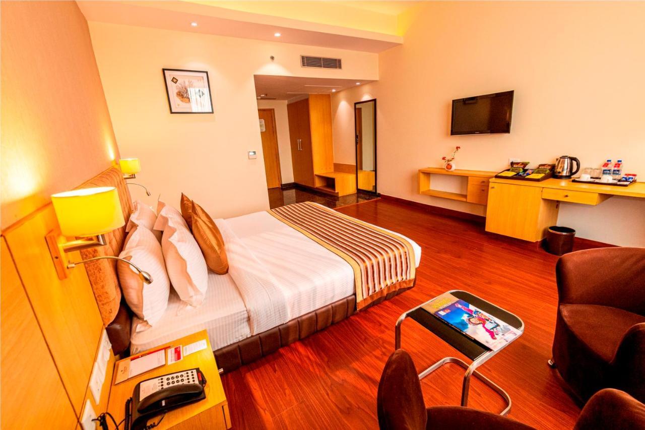 Ramada Neemrana Hotel Bagian luar foto