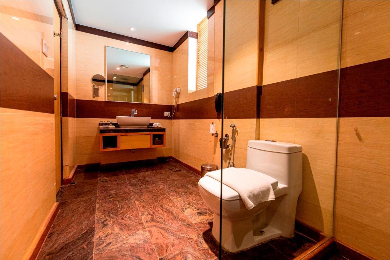 Ramada Neemrana Hotel Bagian luar foto