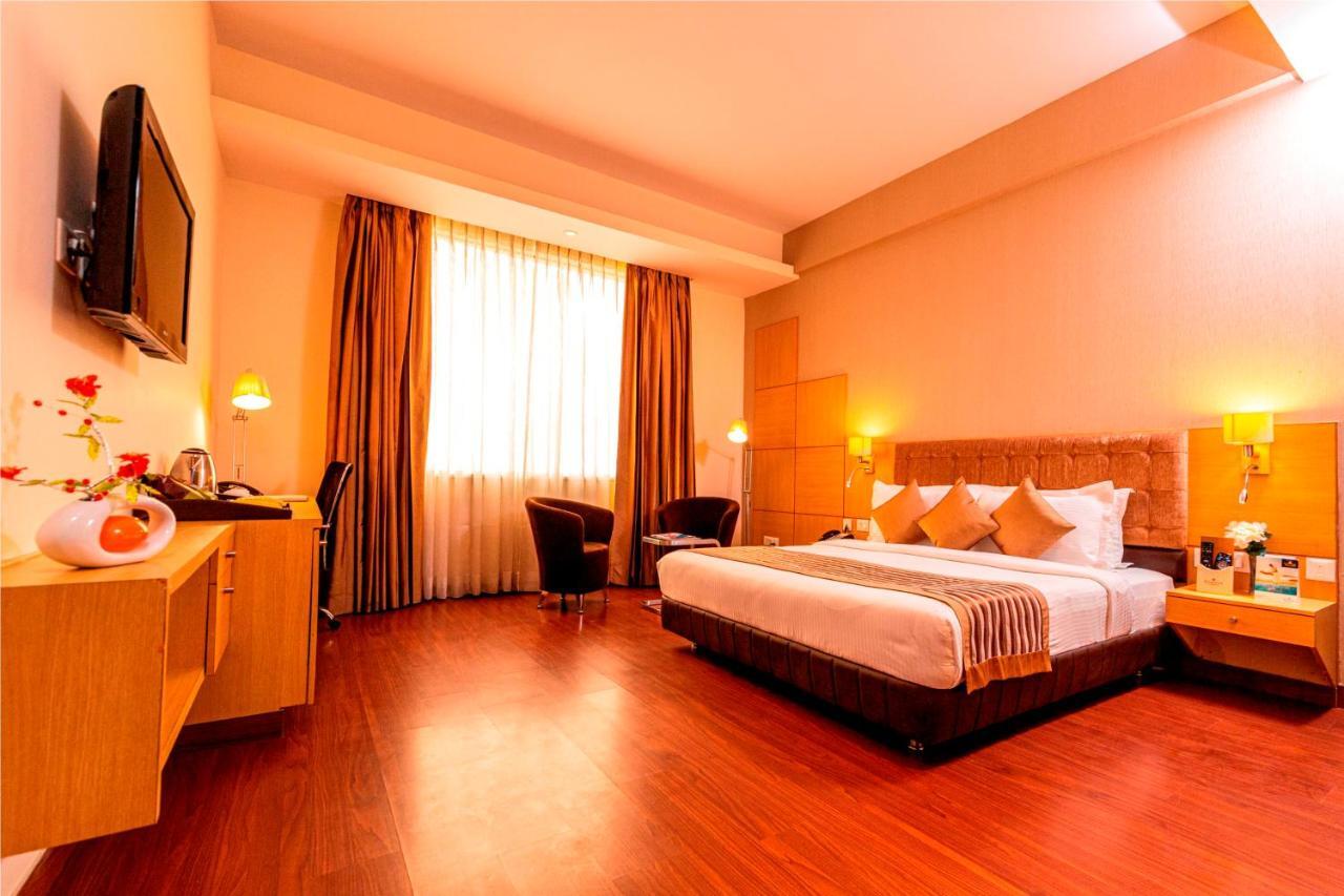 Ramada Neemrana Hotel Bagian luar foto