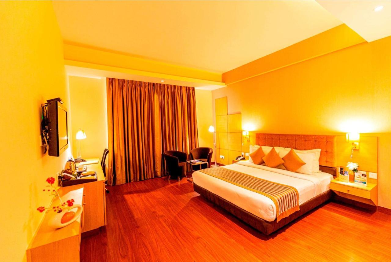 Ramada Neemrana Hotel Bagian luar foto