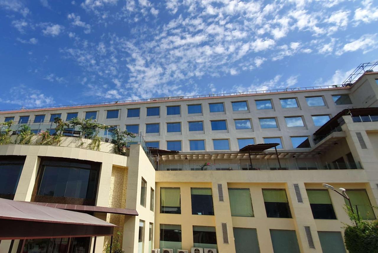 Ramada Neemrana Hotel Bagian luar foto