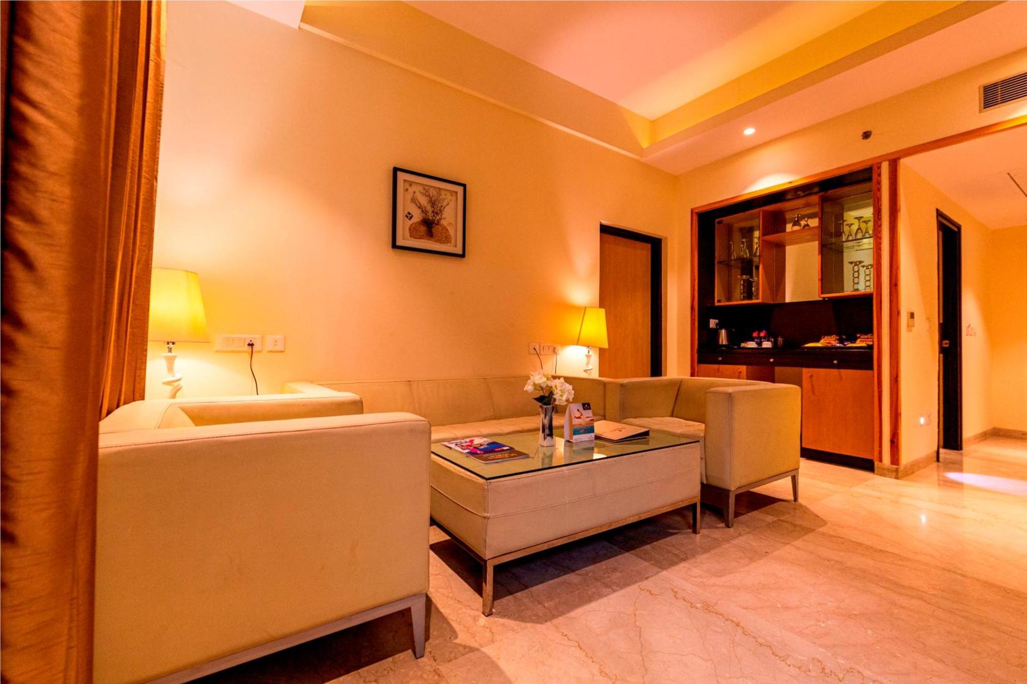 Ramada Neemrana Hotel Bagian luar foto