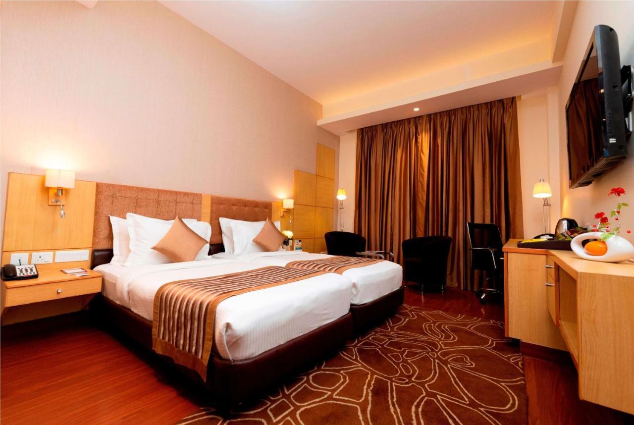 Ramada Neemrana Hotel Bagian luar foto